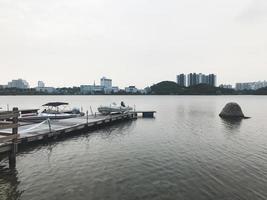 el pequeño muelle en el lago de la ciudad de sokcho. Corea del Sur foto