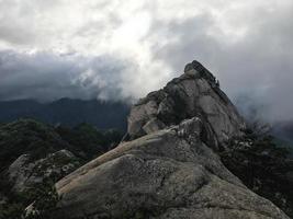 Grandes rocas en el parque nacional de Seoraksan, Corea del Sur foto