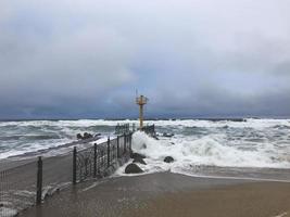 tifón en corea del sur. grandes olas rompen en el lavado. playa de la ciudad de gangneung. foto