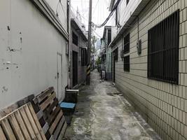 Calle angosta en el puerto de Busan, Corea del Sur foto