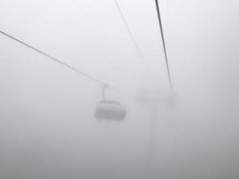 el teleférico en la niebla. montañas del cáucaso. zona de sochi, rusia foto