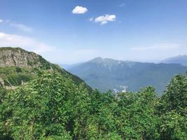 hermosa vista desde la cima de las montañas del cáucaso. roza khutor, rusia foto