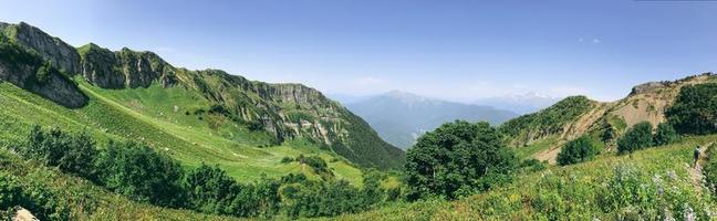 hermoso panorama de verano en las montañas del cáucaso. roza khutor, rusia foto