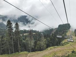 el teleférico en las montañas del cáucaso. área de sochi, roza khutor, rusia foto