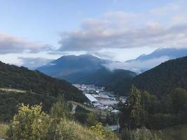 hermosa vista en las montañas del cáucaso. roza khutor, rusia foto