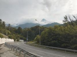 camino de montaña en las montañas del cáucaso. sochi, rusia foto