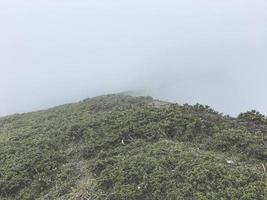 montañas del cáucaso envueltas en nubes. roza khutor, rusia foto