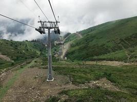 el teleférico en las montañas del cáucaso. área de sochi, roza khutor, rusia foto