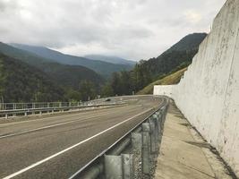 camino de montaña en las montañas del cáucaso. sochi, rusia foto