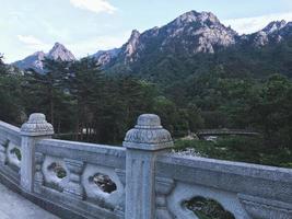 Vistas a las hermosas montañas en el parque nacional de Seoraksan, Corea del Sur foto