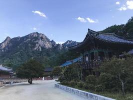 Templo tradicional asiático en el parque nacional de Seoraksan, Corea del Sur foto