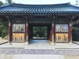 Arco asiático tradicional en el templo, el parque nacional de Seoraksan, Corea del Sur foto