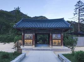 Arco asiático tradicional en el templo, el parque nacional de Seoraksan, Corea del Sur foto