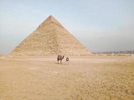 una vista de la gran pirámide en giza, egipto foto