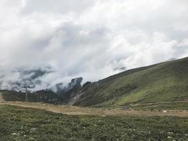 montañas del cáucaso envueltas en nubes. roza khutor, rusia foto