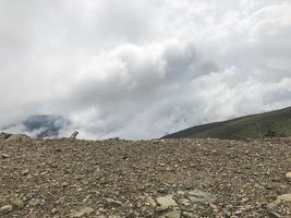 Montañas del Cáucaso envuelto en nubes en Roza Khutor, Rusia foto