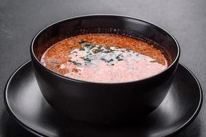 Sabrosa sopa picante fresca de Malasia tom yam con tomate foto