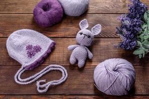 Liebre de juguete atada con hilos de lana sobre un fondo oscuro foto