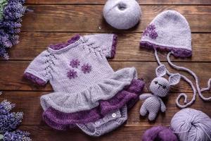 Liebre de juguete atada con hilos de lana sobre un fondo oscuro foto