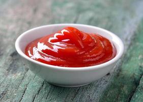 salsa de tomate en la mesa de madera foto