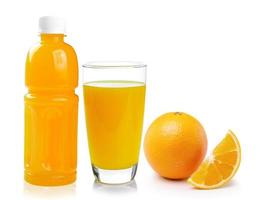 jugo de naranja aislado sobre fondo blanco foto