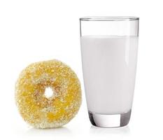 Leche en el vaso y donut sobre fondo blanco. foto