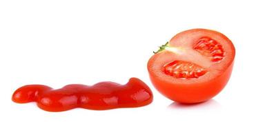 salsa de tomate y tomate sobre fondo blanco foto