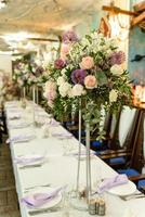 hermosas composiciones florales en el restaurante para la ceremonia de la boda foto