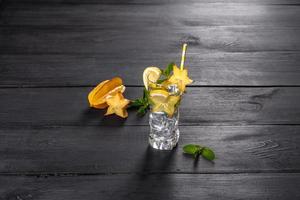 Cóctel de verano fresco con limones, menta y hielo, imagen de enfoque selectivo foto