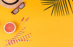 Accesorios de playa con conchas y estrellas de mar sobre un fondo de color foto