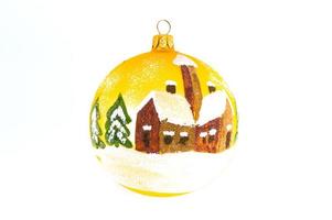 Bola de Navidad amarilla aislado sobre fondo blanco. foto