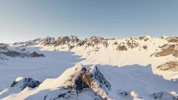 voo sobre as montanhas cobertas de neve. caminhada de inverno extrema video