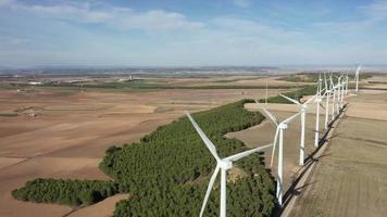 vue aérienne des éoliennes de navarre video