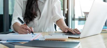 mujer de negocios que trabaja en finanzas y contabilidad foto