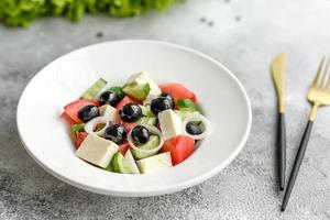 deliciosa ensalada griega fresca con tomate, pepino, cebolla y aceitunas con aceite de oliva