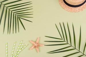 accesorios de playa, gafas y sombrero con conchas y estrellas de mar sobre un fondo de color. fondo de verano foto