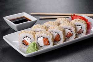 sushi roll sushi con gambas, aguacate, queso crema, sésamo. menú de sushi foto