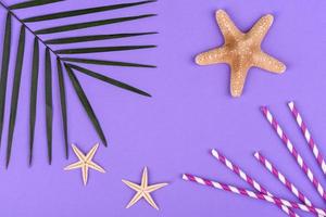 accesorios de playa, gafas y sombrero con conchas y estrellas de mar sobre un fondo de color foto