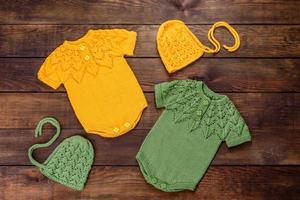 ropa de punto hecha de hilos de lana natural para un bebé recién nacido foto