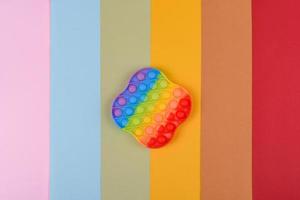 juguete para niños de colores brillantes hecho de silicona diseñado para aliviar el estrés foto