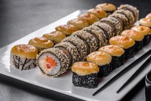comida japonesa con aguacate, camarones, cangrejo y salmón foto