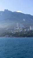 paisaje marino con vistas a la costa de yalta foto