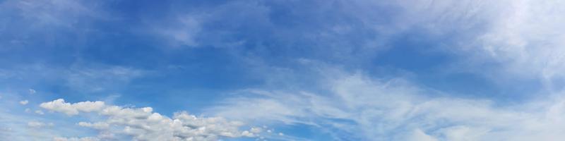 panorama del cielo con nubes en un día soleado. hermosa nube cirro. foto