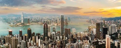 Vista colorida del horizonte de Hong Kong en el tiempo del crepúsculo foto