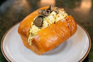 bollo o pan con huevos revueltos y setas trufadas foto