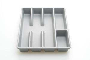 Caja de cocina con cubiertos para cucharas, tenedores, cuchillos sobre fondo blanco. foto