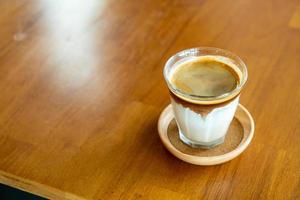 café sucio: un vaso de espresso mezclado con leche fresca fría foto