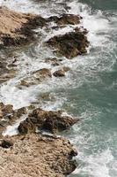 mar y acantilados de la costa de Liguria foto