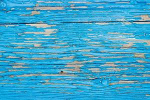 Cerca de una antigua puerta de madera, pintura azul turquesa pelando la textura del fondo foto