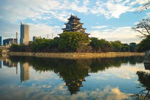 Fortaleza principal del castillo de Hiroshima, también conocido como castillo de la carpa, en Hiroshima, Japón foto